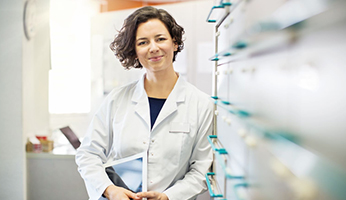 Frau mit Kittel und Unterlagen