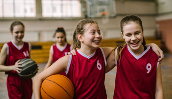 Kinder im Vereinsdress mit Volleyball