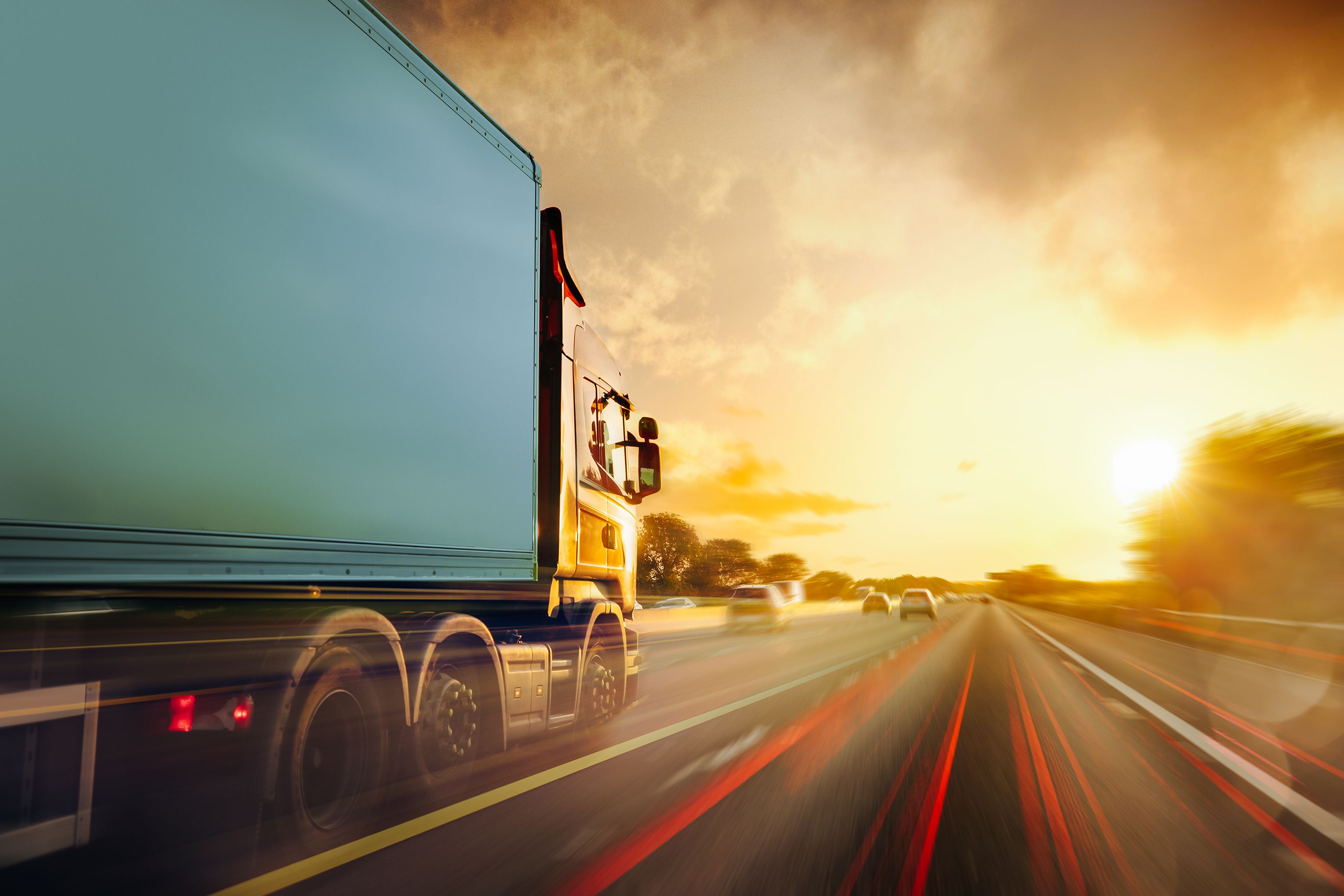 Das Bild ist urheberrechtlich geschützt. Eine Nutzung ohne vorherige Einwilligung ist nicht gestattet. Lkw fährt in den Sonnenuntergang