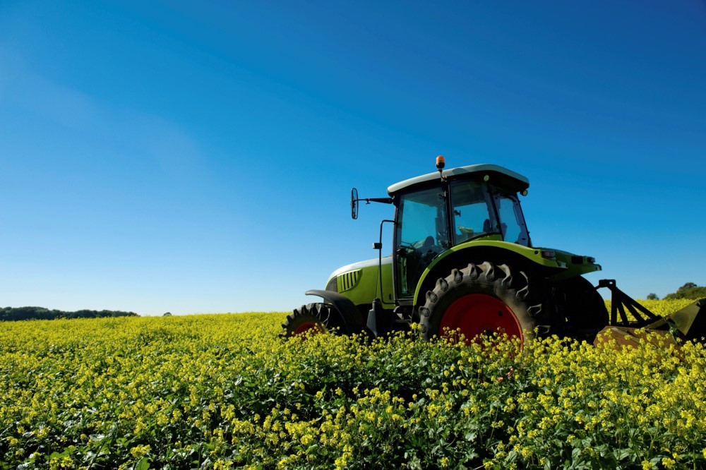 Das Bild ist urheberrechtlich geschützt. Eine Nutzung ohne vorherige Einwilligung ist nicht gestattet. Traktor mäht hohes Gras auf einer Wiese