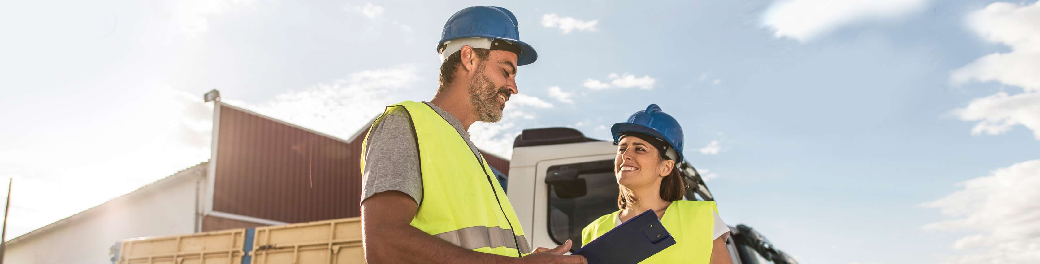Bauarbeiter und Bauarbeiterin auf Baustelle