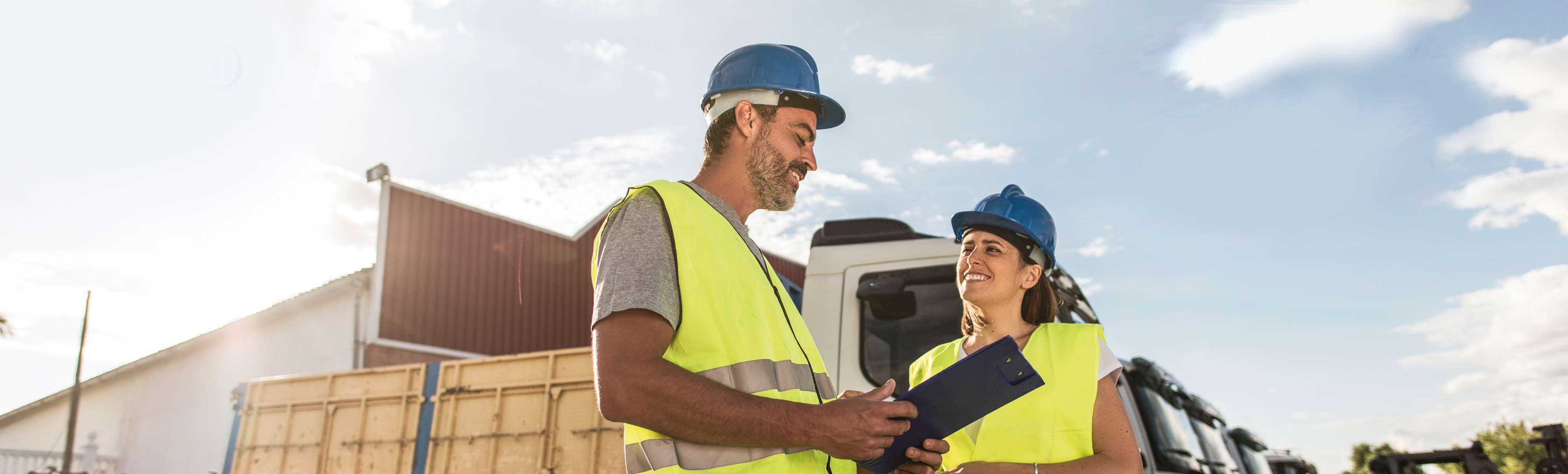 Bauarbeiter und Bauarbeiterin auf Baustelle