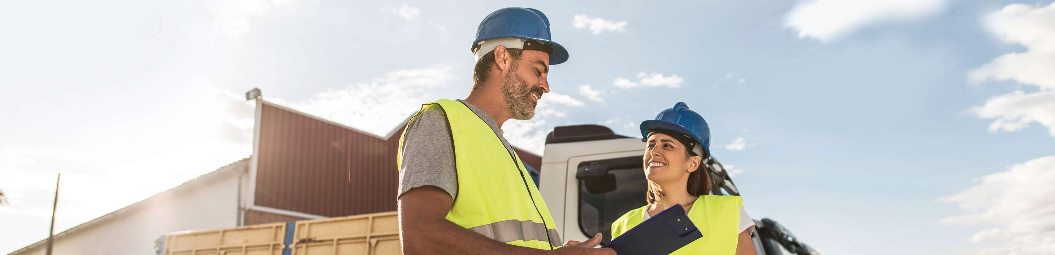 Bauarbeiter und Bauarbeiterin auf Baustelle