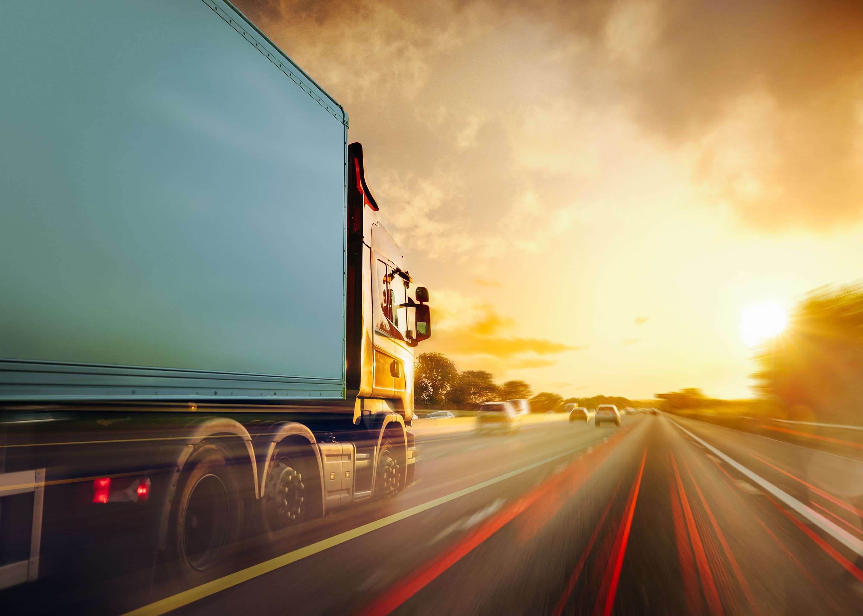 Lkw fährt in den Sonnenuntergang