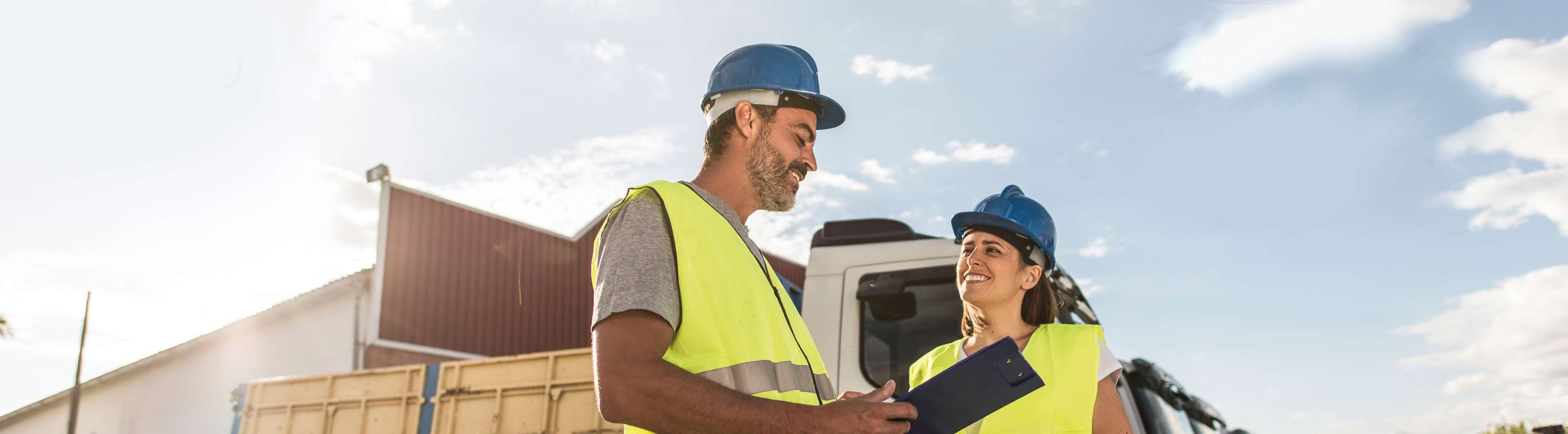 Bauarbeiter und Bauarbeiterin auf Baustelle