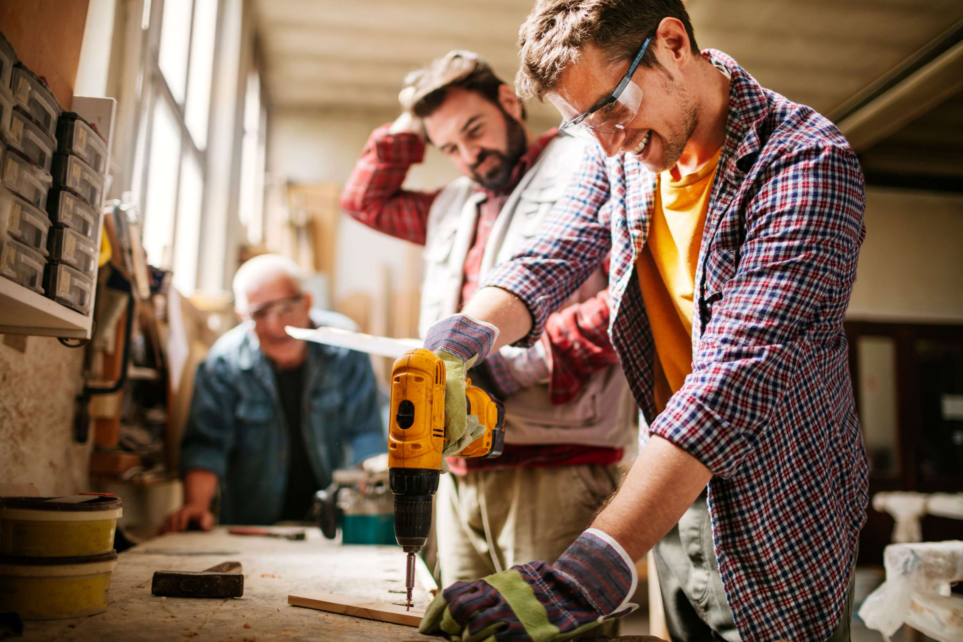 Zwei Handwerker mit Bohrer