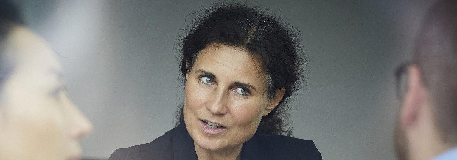 Key Visual: Managering im Gespräch mit Geschäftspartnern