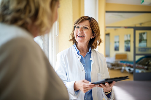 Ärztin und Patientin im Gespräch