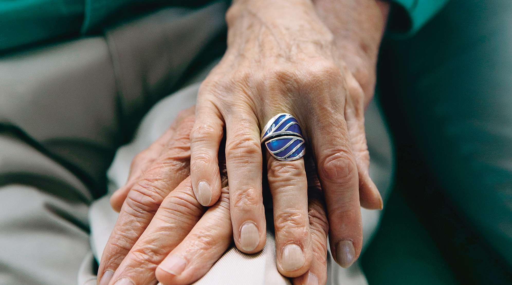 Zwei Hände liegen aufeinander