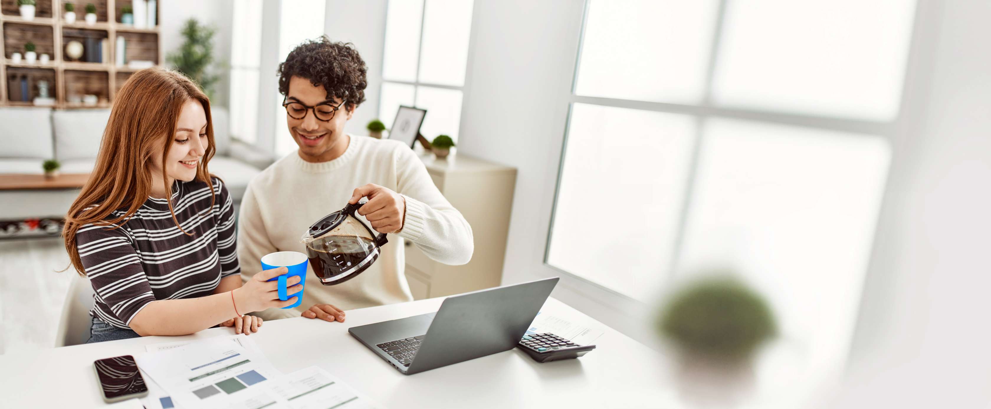 Zwei Personen sitzen vor einem Notebook