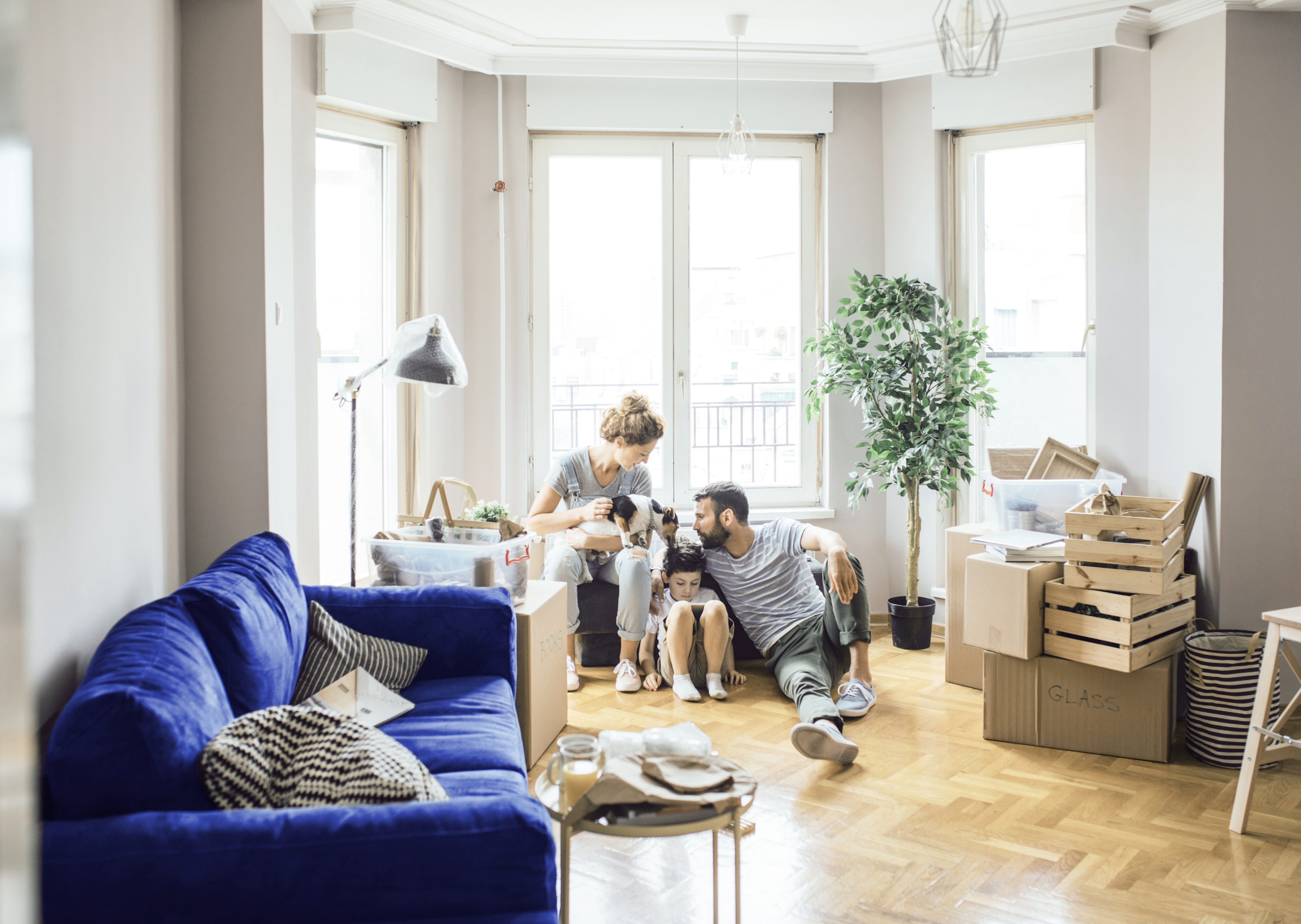 Mann, Frau und Kind sitzen auf einer Couch