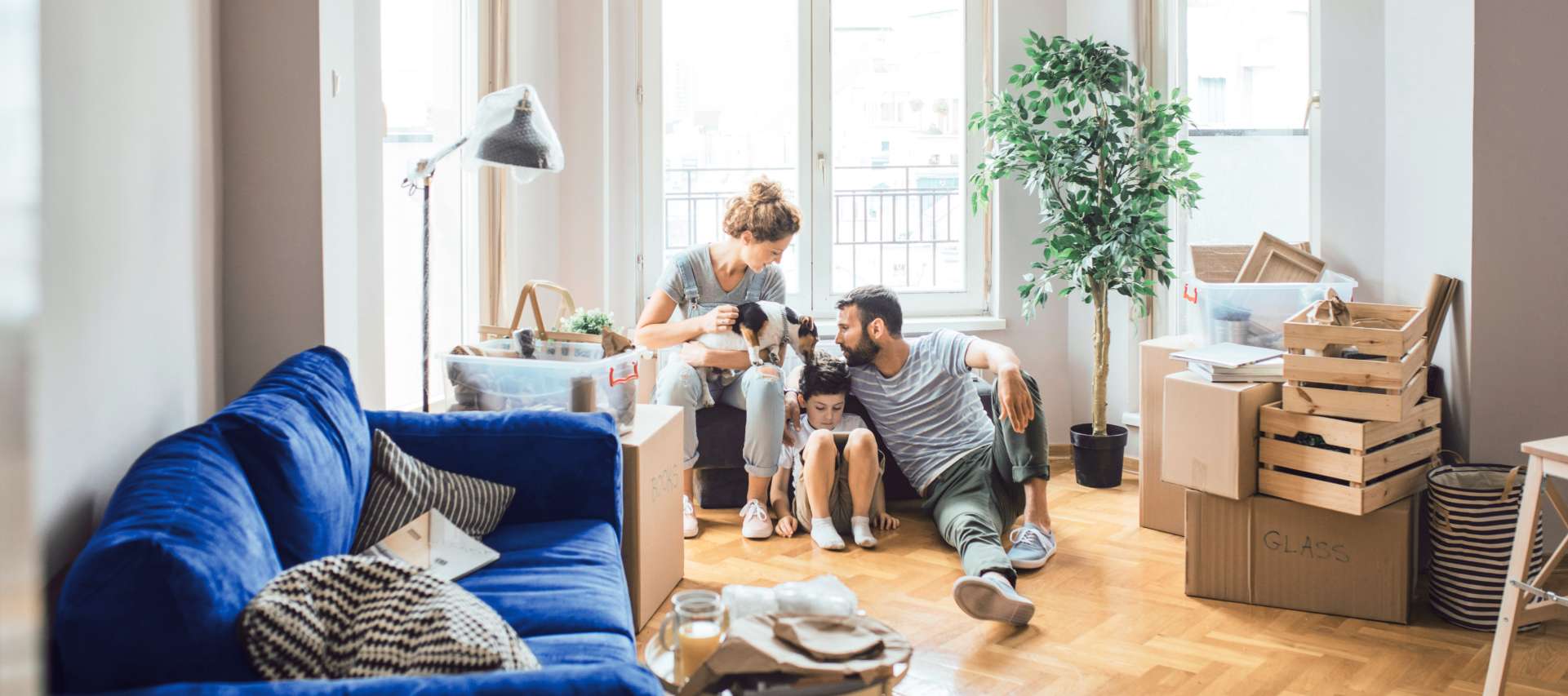 Familie sitzt auf einer Couch