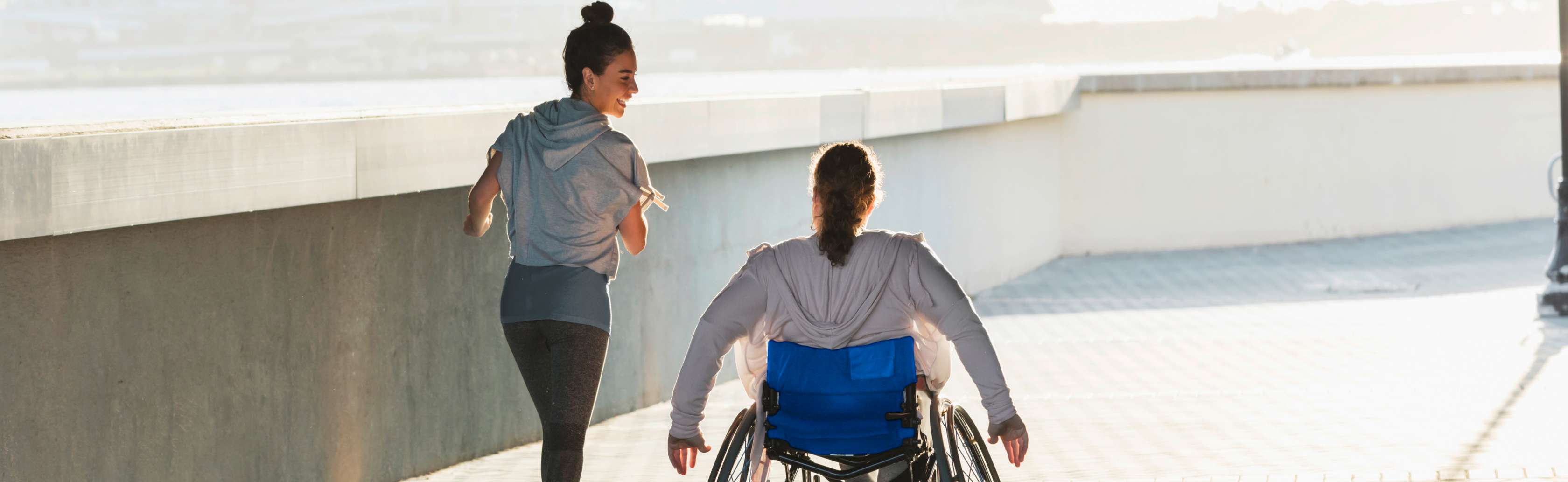 Frau mit Gips auf Fahhrad