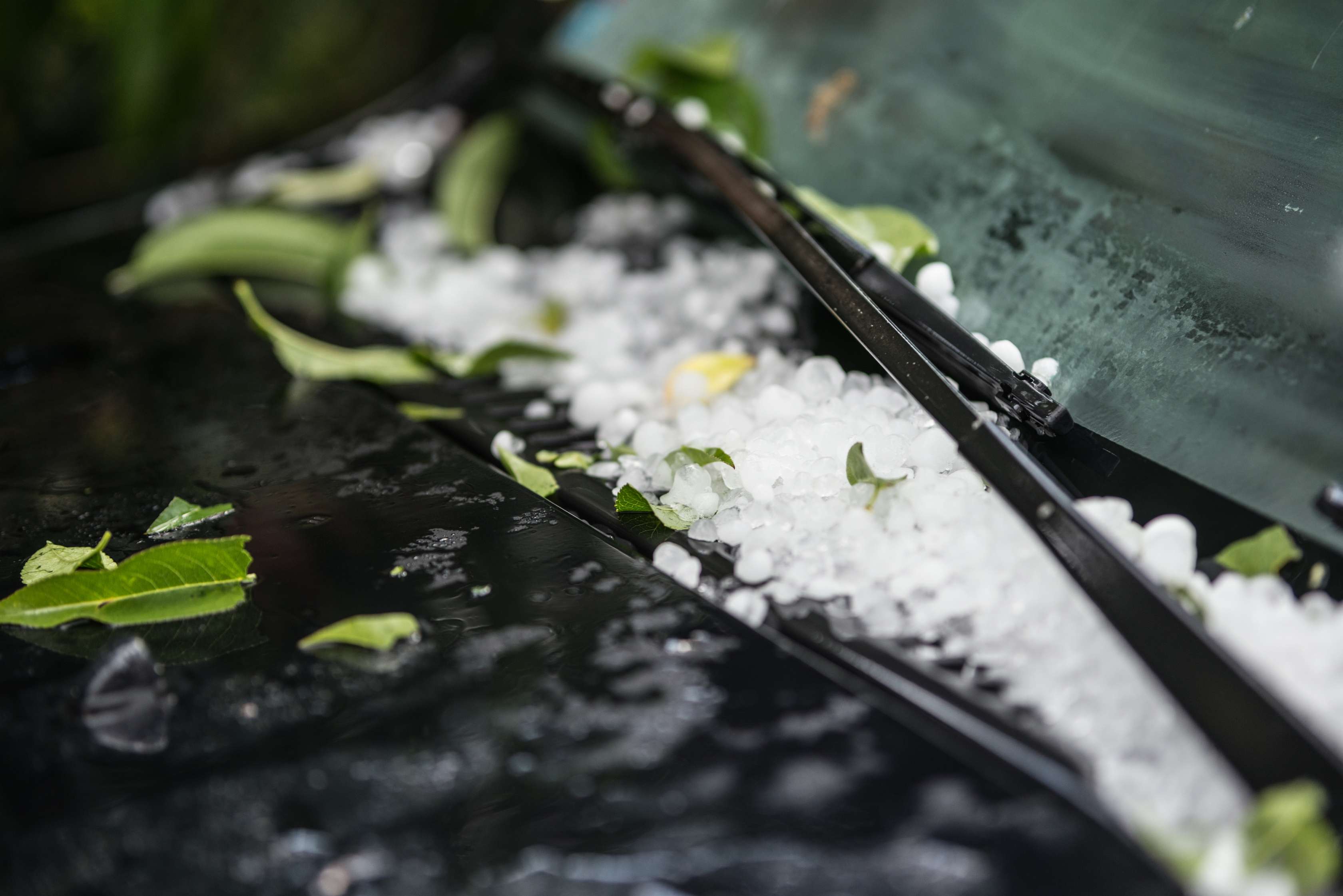 Hagel auf einer Autoscheibe