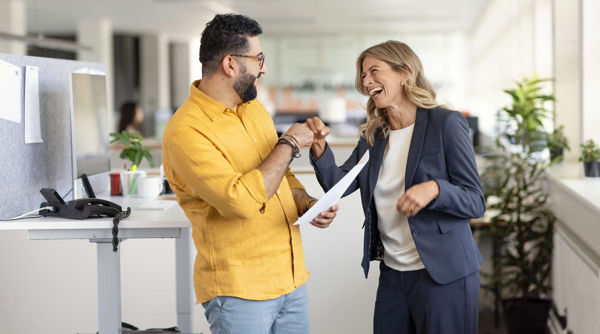 Lachende Kollegen in einem Büro