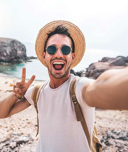 Mann macht Selfie am Strand
